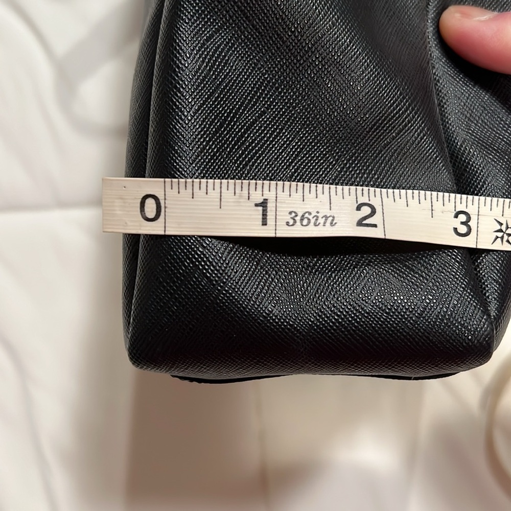 Gorgeous Tumi Saffiano Leather Handbag - Picture 9 of 11